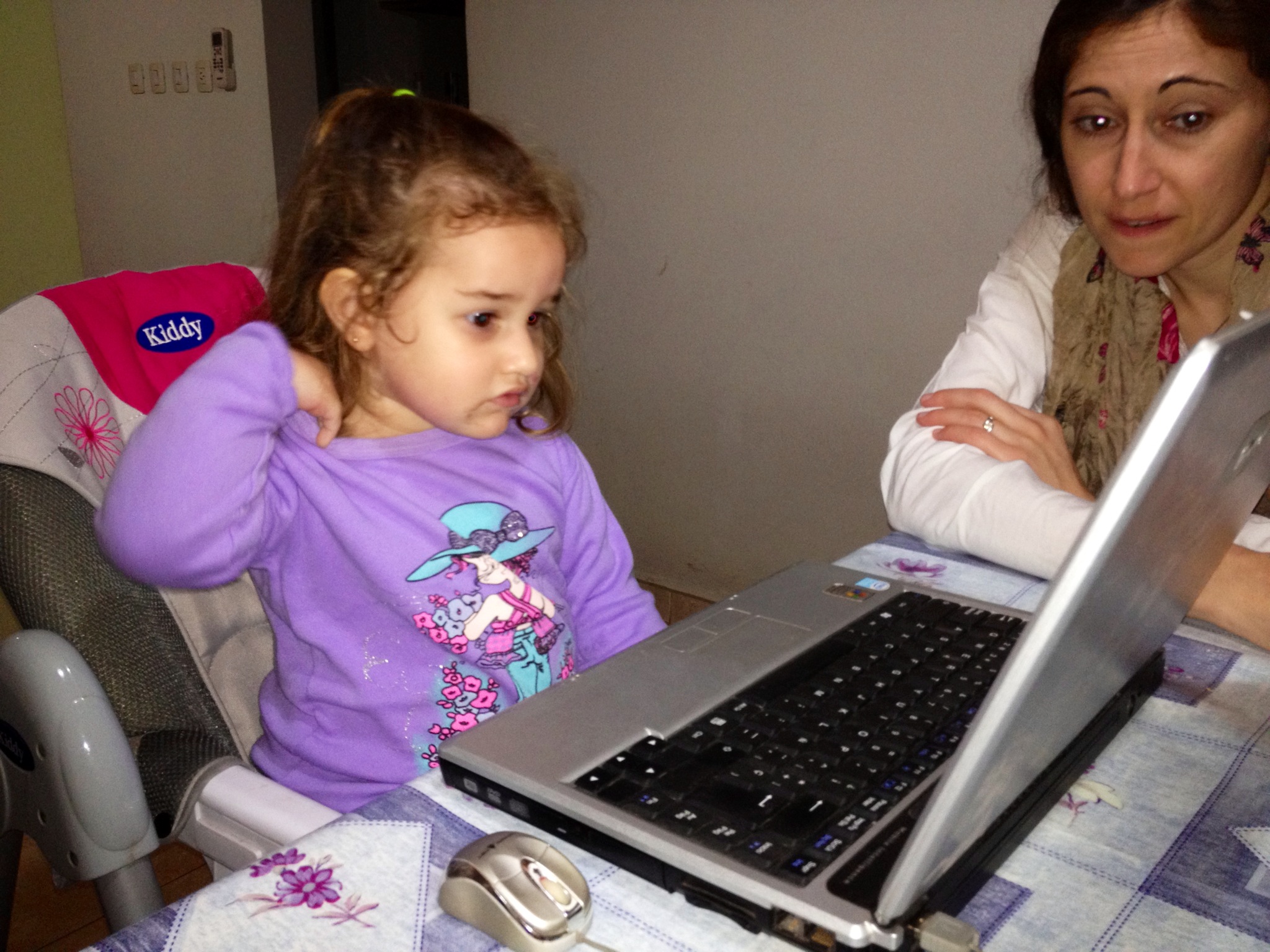 fotos/2012-12-25 - Iara con la notebook/la foto 3.JPG